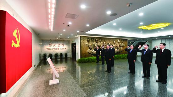 2017年10月31日，中共中央總書記、國家主席、中央軍委主席習近平帶領中共中央政治局常委李克強、栗戰(zhàn)書、汪洋、王滬寧、趙樂際、韓正，瞻仰上海中共一大會址和浙江嘉興南湖紅船。這是31日上午，在上海中共一大會址紀念館，習近平帶領其他中共中央政治局常委同志一起重溫入黨誓詞。 新華社記者 李濤/攝