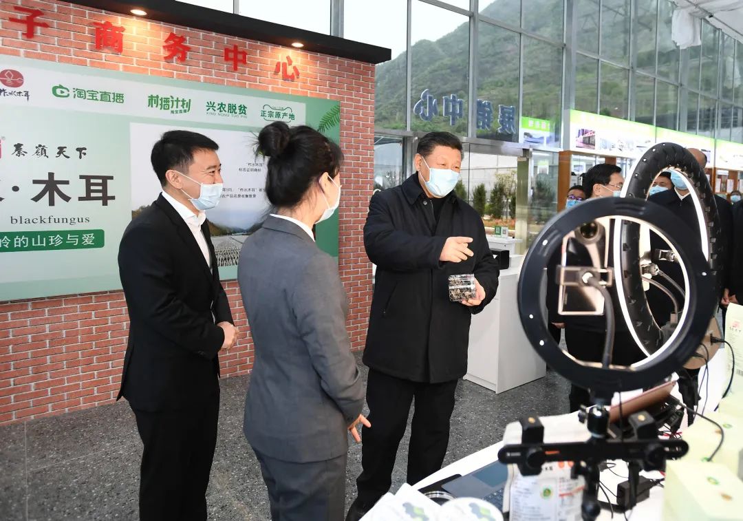 2020年4月20日，習(xí)近平在商洛市柞水縣小嶺鎮(zhèn)金米村培訓(xùn)中心，了解該村發(fā)展木耳產(chǎn)業(yè)情況。新華社記者 謝環(huán)馳 攝
