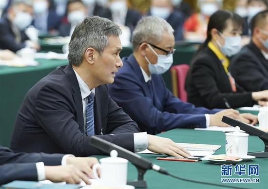  5月24日，全國人大代表羅杰（左一）參加湖北代表團的審議并發(fā)言。新華社記者 黃敬文 攝