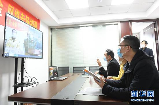  3月11日，在浙江省紹興市上虞區(qū)人社局，上虞區(qū)用人企業(yè)和四川省小金縣務(wù)工人員進(jìn)行網(wǎng)絡(luò)專場招聘。新華社記者 翁忻旸 攝
