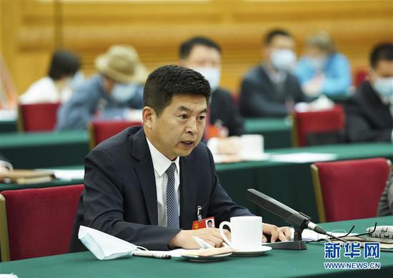  5月22日，全國人大代表費東斌參加內(nèi)蒙古代表團的審議并發(fā)言。新華社記者 黃敬文 攝