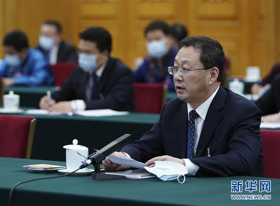 5月22日，全國人大代表霍照良參加內(nèi)蒙古代表團的審議并發(fā)言。新華社記者 謝環(huán)馳 攝
