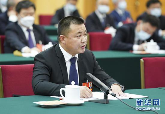  5月24日，全國人大代表張文喜參加湖北代表團的審議并發(fā)言。新華社記者 黃敬文 攝